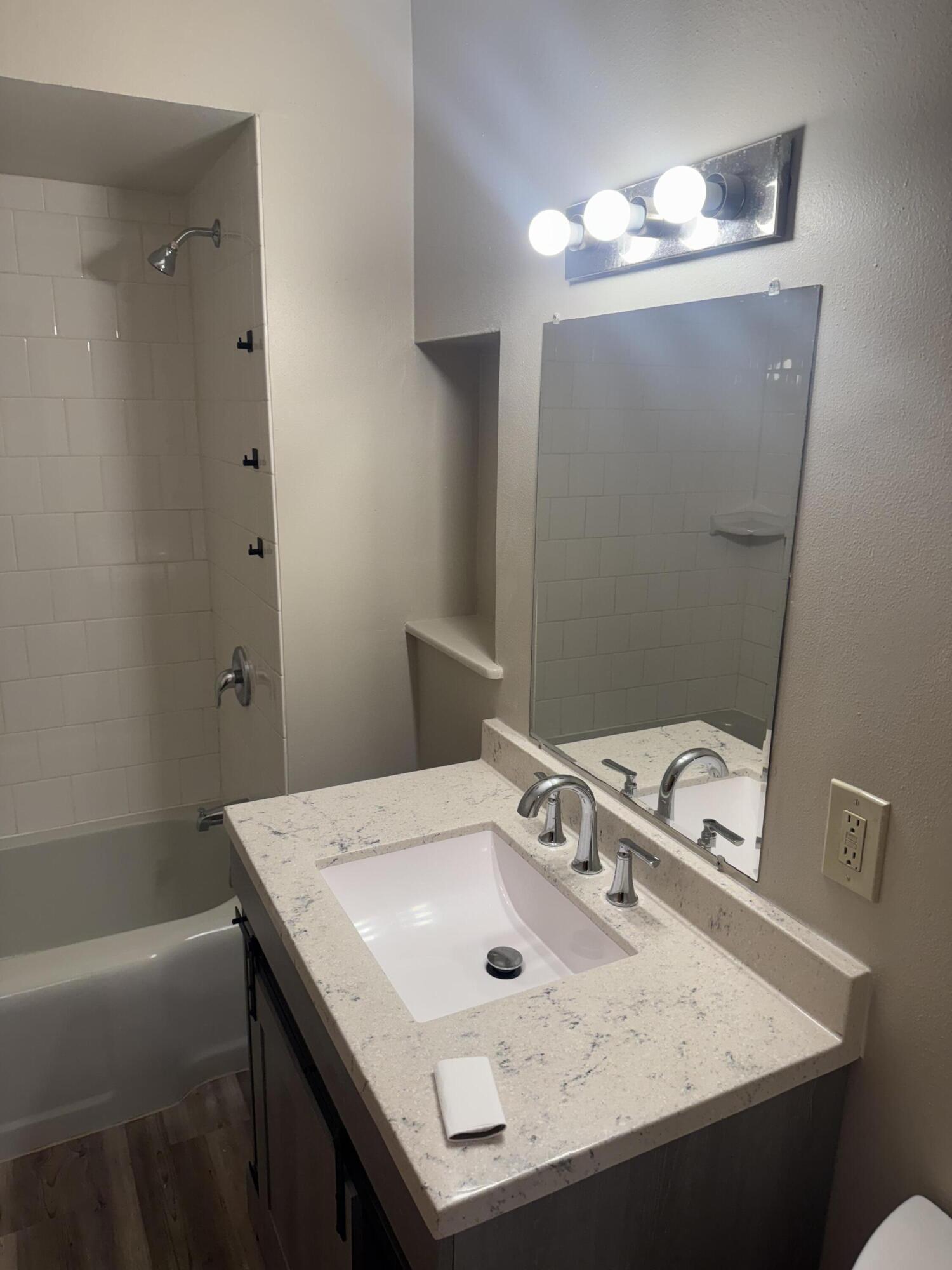 4877 North 40th Street Milwaukee, WI 53209 - Photo 21 of 47 Main bathroom Pic 1