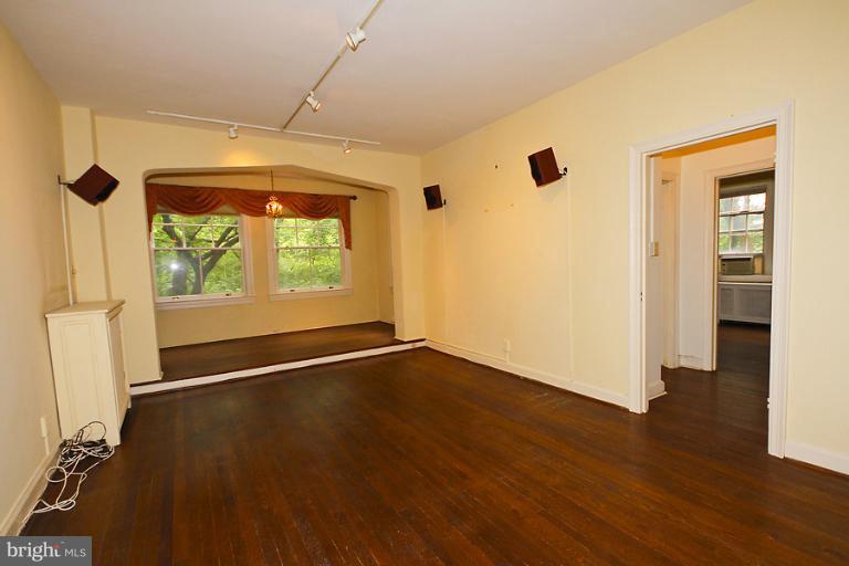 2737 Devonshire Place Northwest, Unit 129 Washington, DC 20008 - Photo 11 of 28 Living Room
