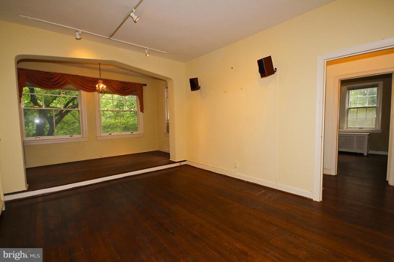 2737 Devonshire Place Northwest, Unit 129 Washington, DC 20008 - Photo 13 of 28 Living Room