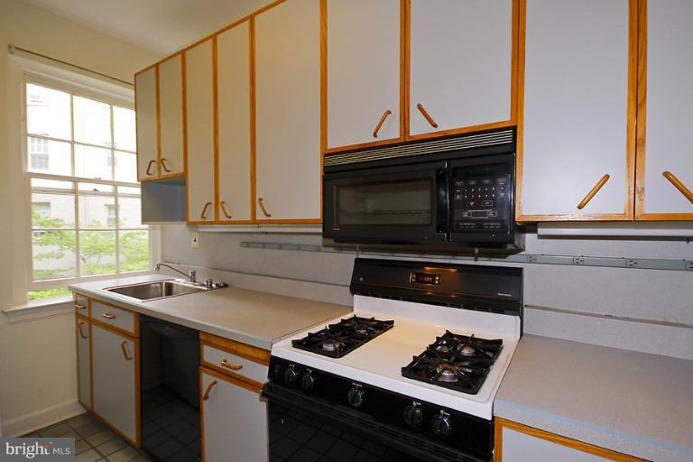 2737 Devonshire Place Northwest, Unit 129 Washington, DC 20008 - Photo 16 of 28 Kitchen