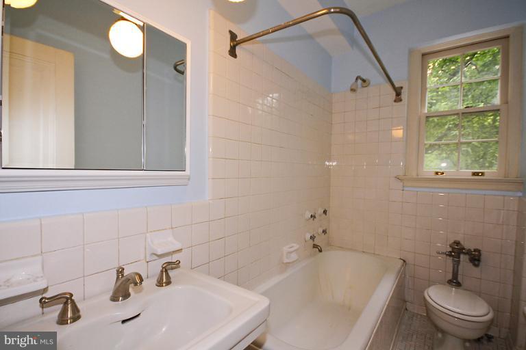 2737 Devonshire Place Northwest, Unit 129 Washington, DC 20008 - Photo 3 of 28 Bath