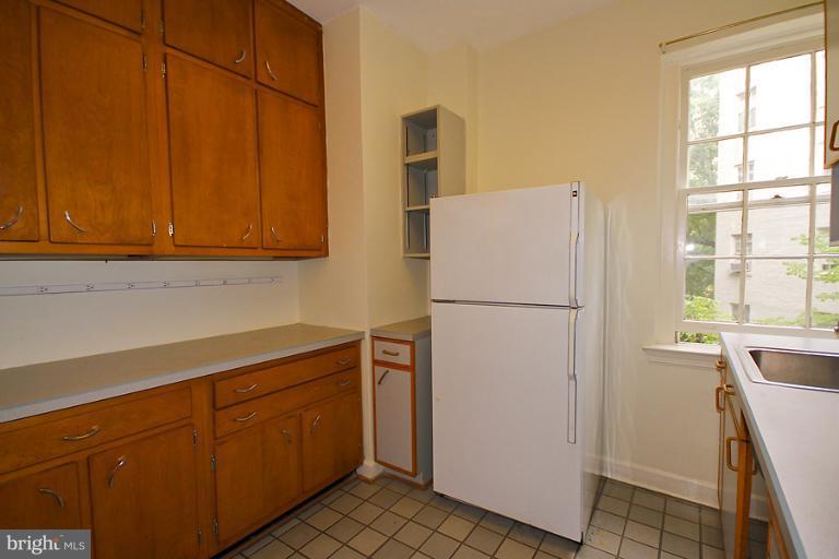 2737 Devonshire Place Northwest, Unit 129 Washington, DC 20008 - Photo 21 of 28 Kitchen