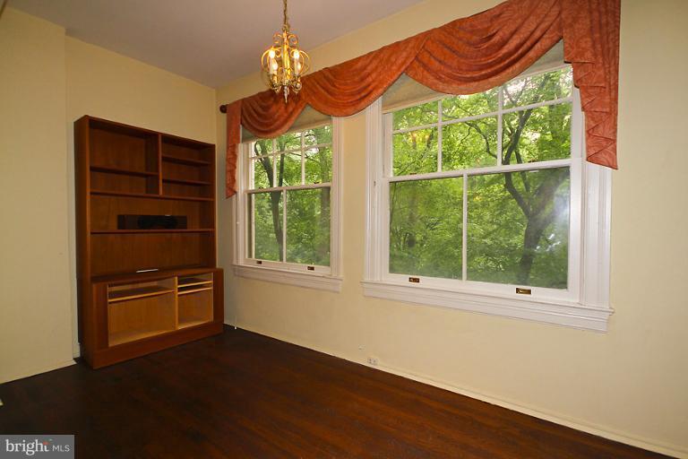 2737 Devonshire Place Northwest, Unit 129 Washington, DC 20008 - Photo 7 of 28 Living Room