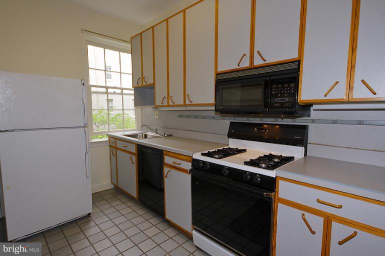 2737 Devonshire Place Northwest, Unit 129 Washington, DC 20008 - Photo 8 of 28 Kitchen
