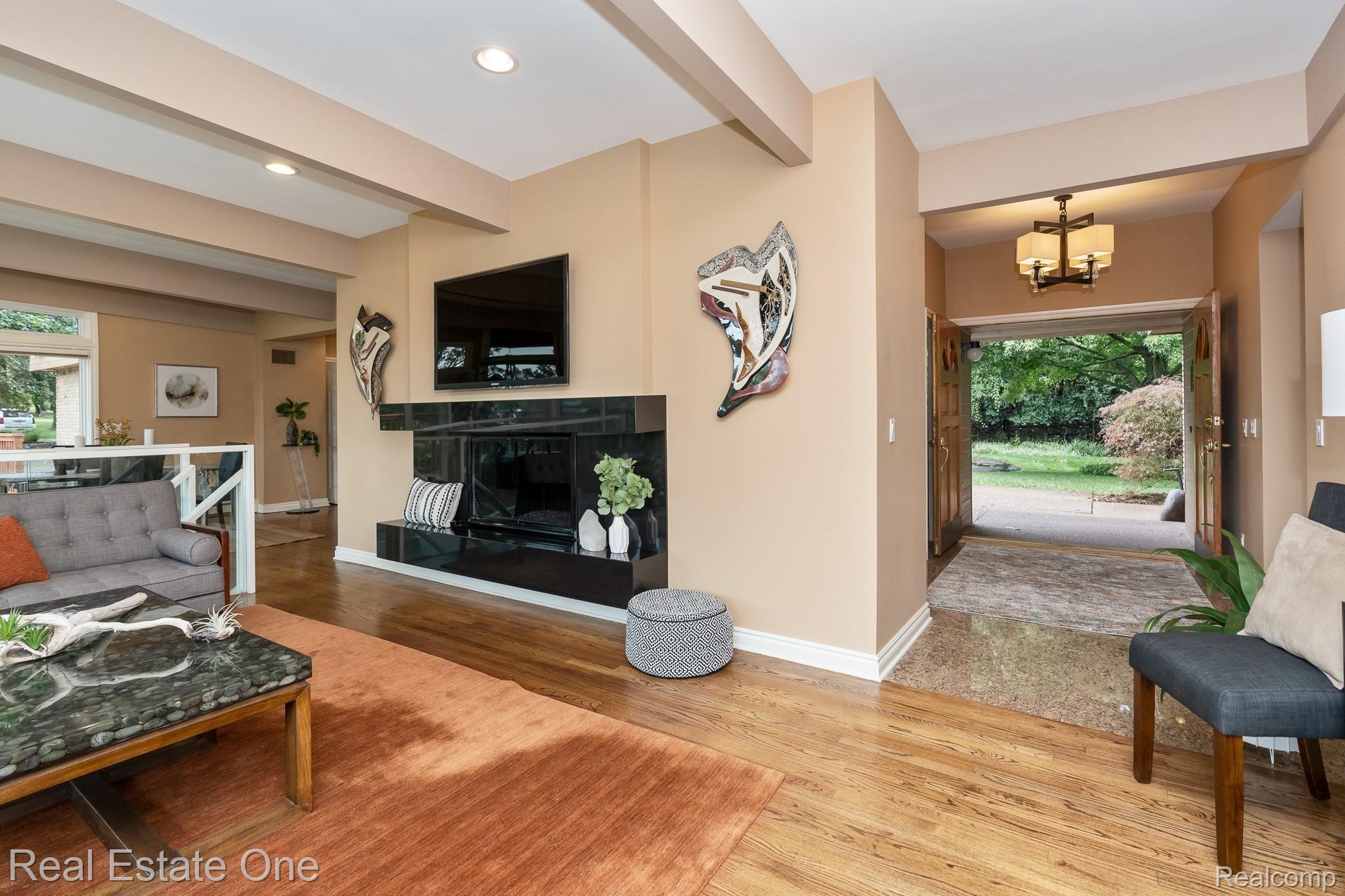 2083 Bonnie Brae MLS-W027.jpg