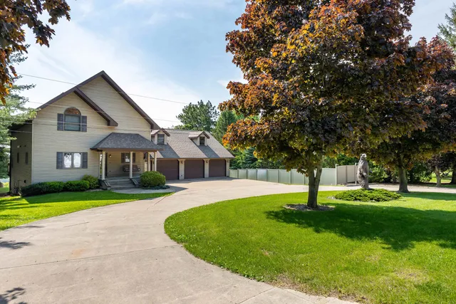 $439,000 | 957 Whispering Lane, Hazel Green, WI 53811