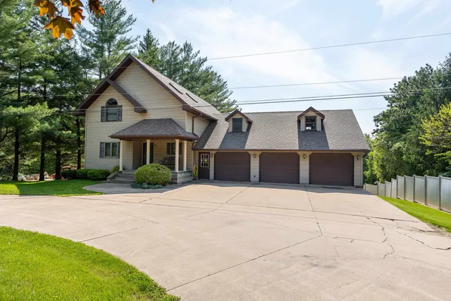 $439,000 | 957 Whispering Lane, Hazel Green, WI 53811