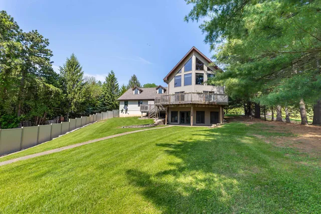 $439,000 | 957 Whispering Lane, Hazel Green, WI 53811