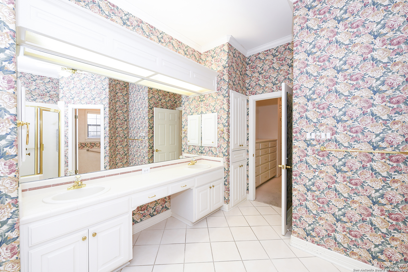 13 Westelm Circle San Antonio, TX 78230 - Photo 22 of 46 a bathroom with a sink a mirror and a shower