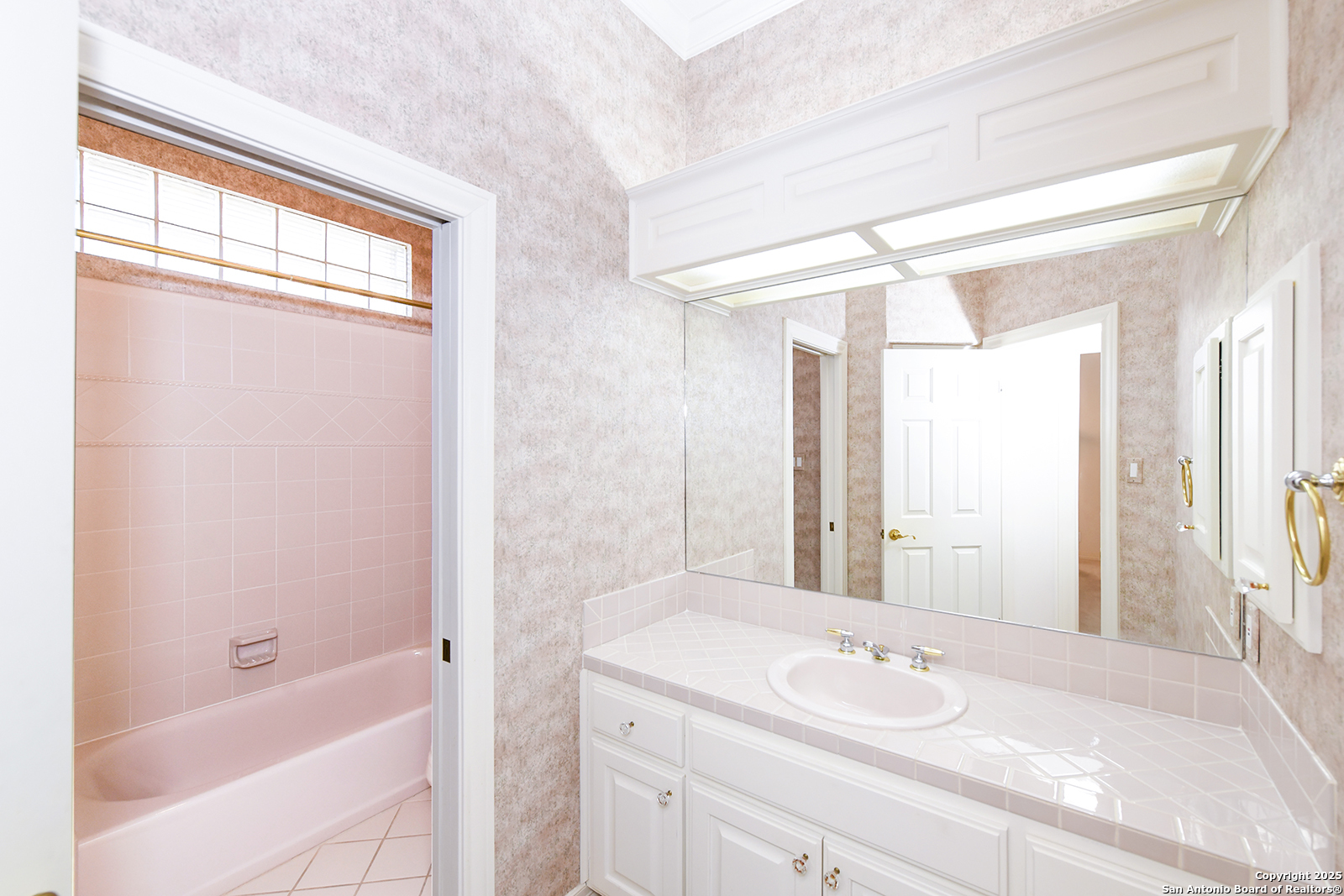 13 Westelm Circle San Antonio, TX 78230 - Photo 27 of 46 a bathroom with a granite countertop sink and a bathtub