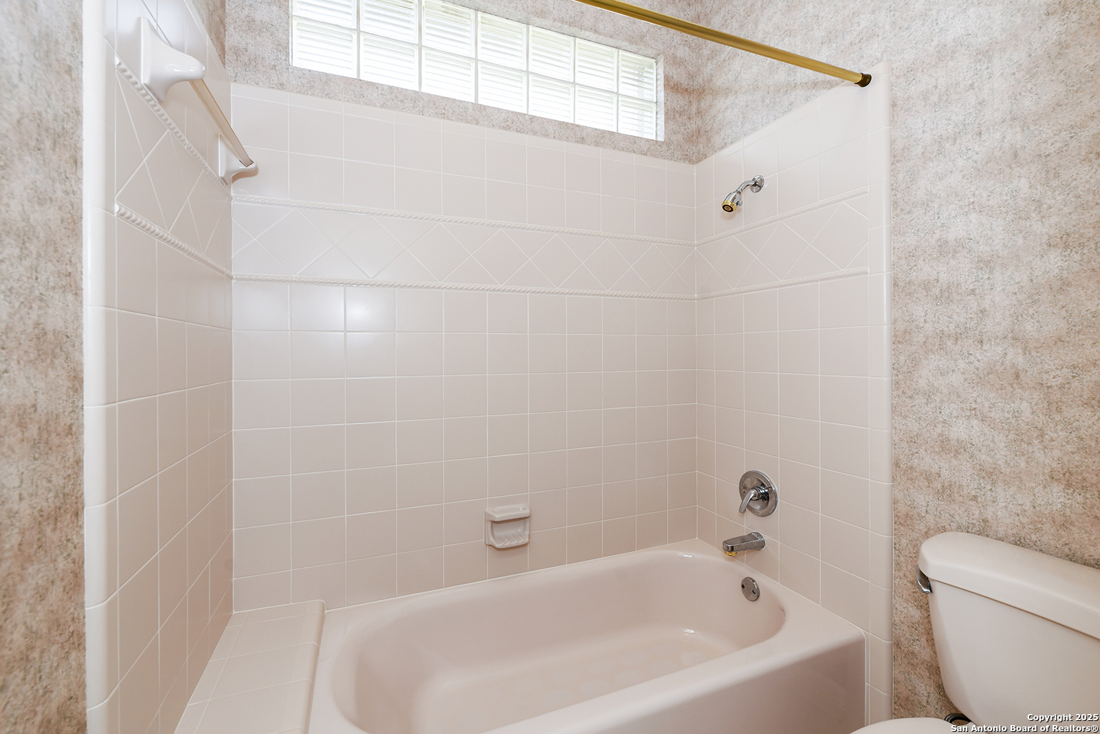 13 Westelm Circle San Antonio, TX 78230 - Photo 28 of 46 a bathroom with a bathtub and shower