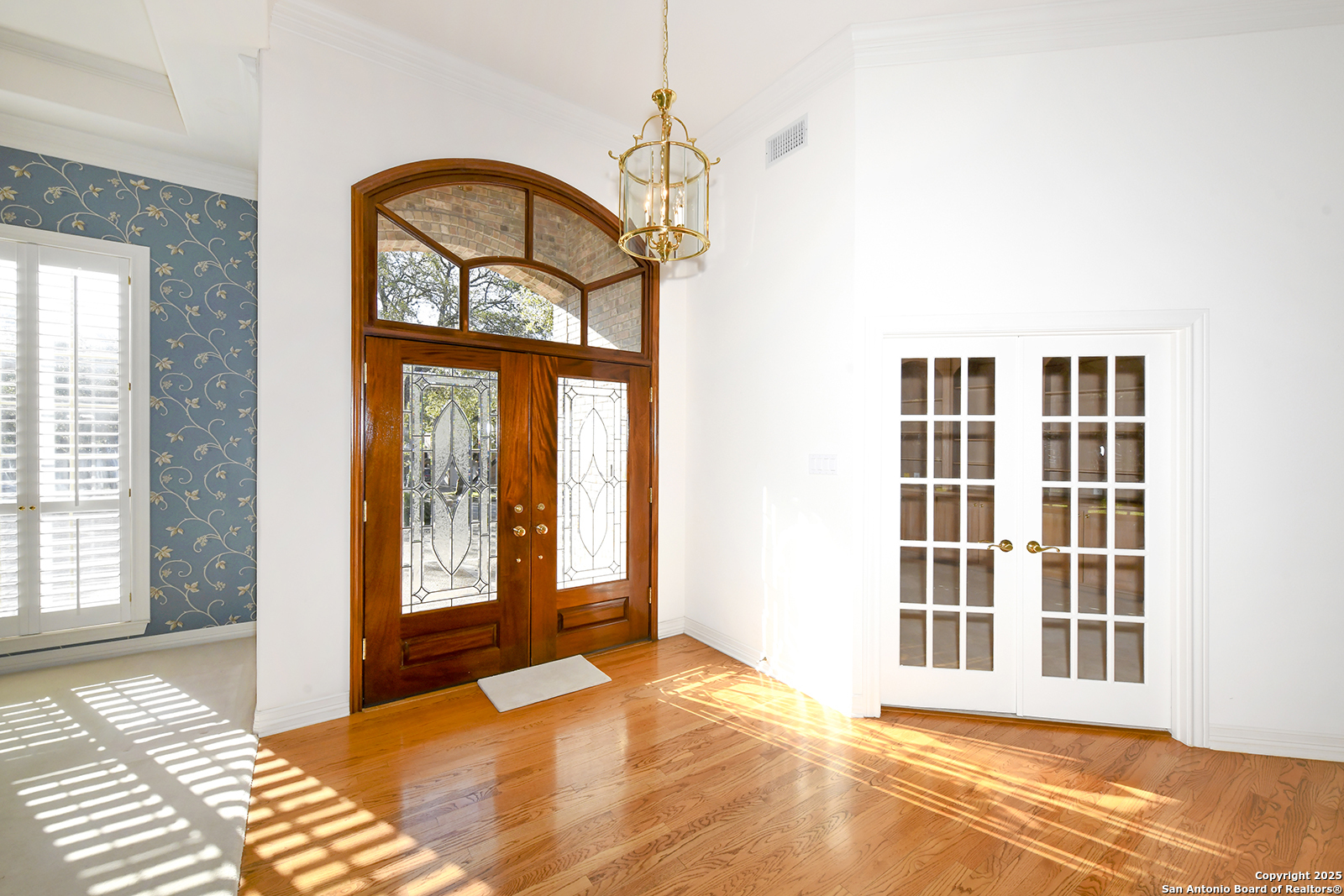 13 Westelm Circle San Antonio, TX 78230 - Photo 3 of 46 a view of an empty room with a window