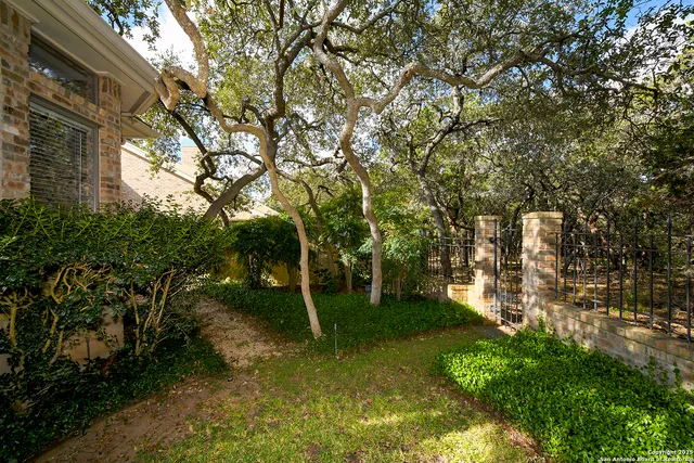 a view of yard with green space