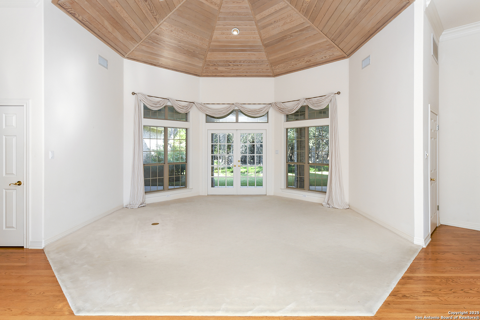 13 Westelm Circle San Antonio, TX 78230 - Photo 4 of 46 a view of an empty room with a window