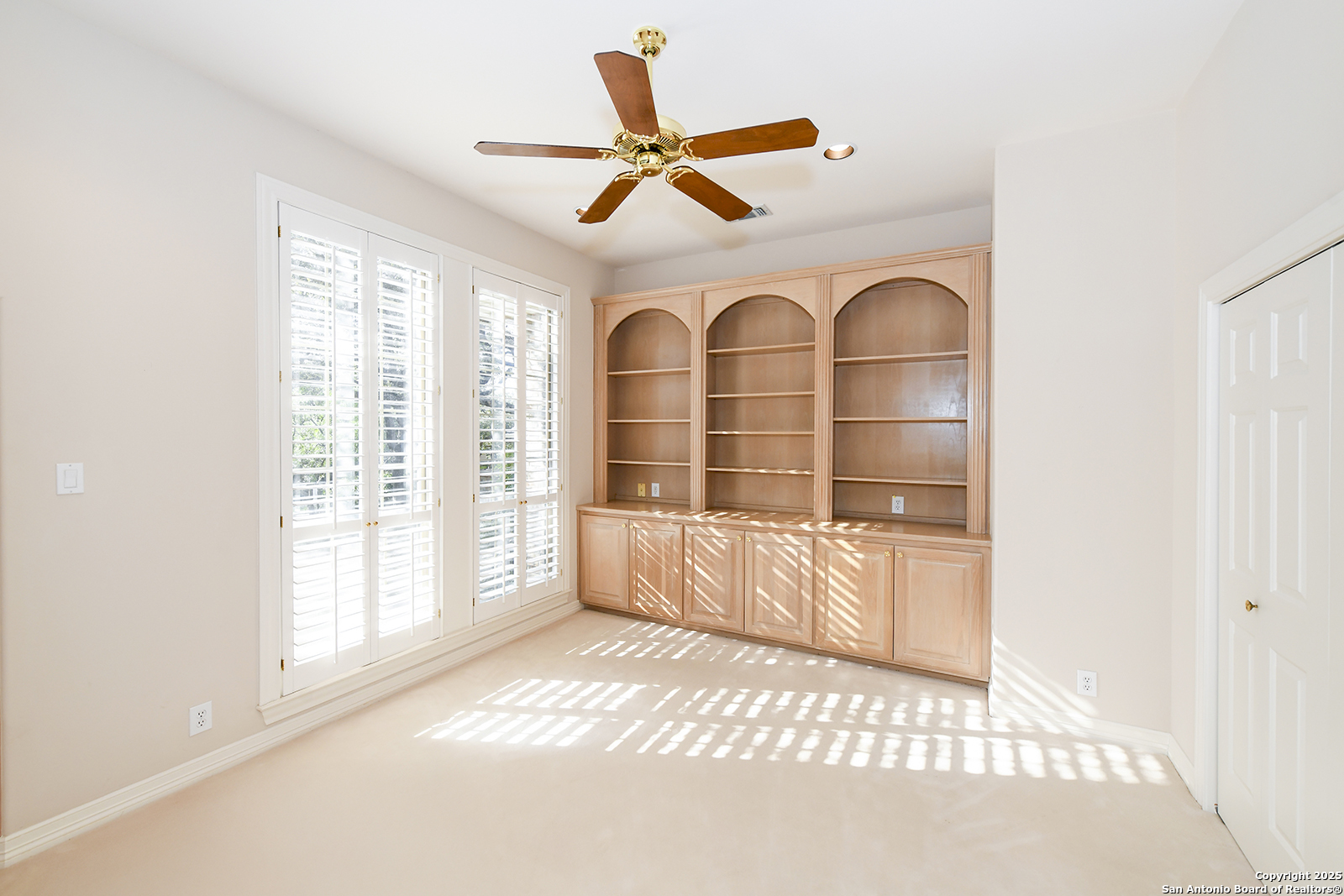 13 Westelm Circle San Antonio, TX 78230 - Photo 9 of 46 a view of a livingroom with a ceiling fan and window