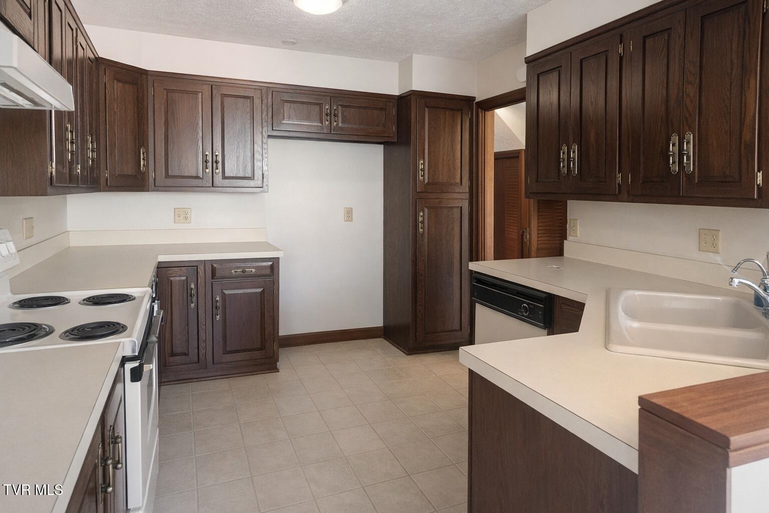 153 Columbine Road Kingsport, TN 37660 - Photo 9 of 24 3ec08953-4dcd-48d1-9e85-ae3b31656b0f