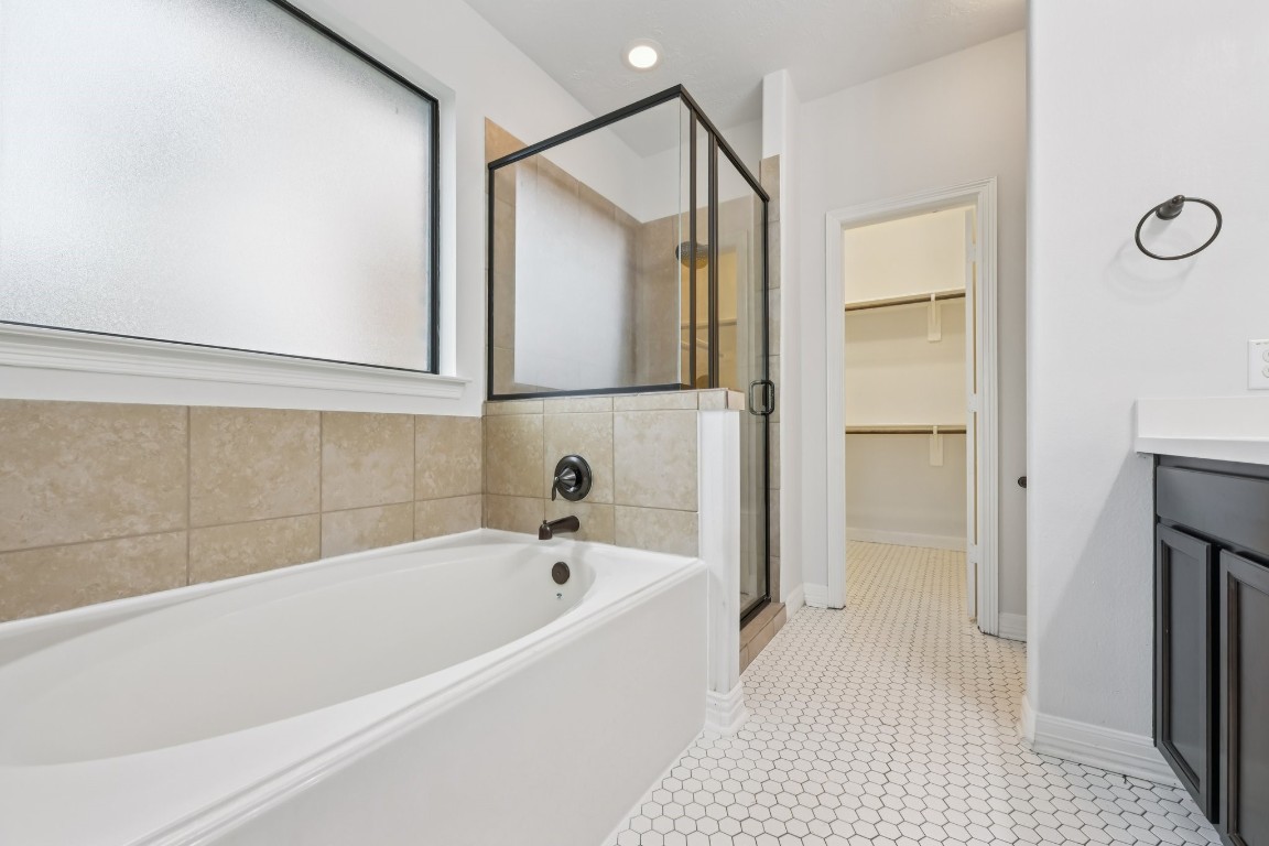 618 Aulia Lane Spring, TX 77386 - Photo 27 of 34 Primary Bath