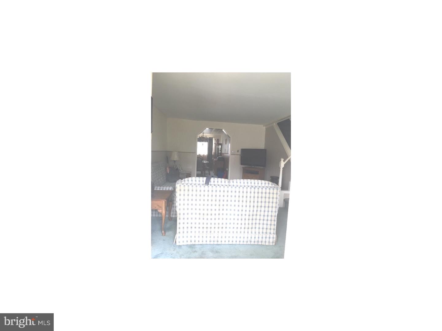 4504 Aberdale Road Philadelphia, PA 19136 - Photo 2 of 6 Living Room