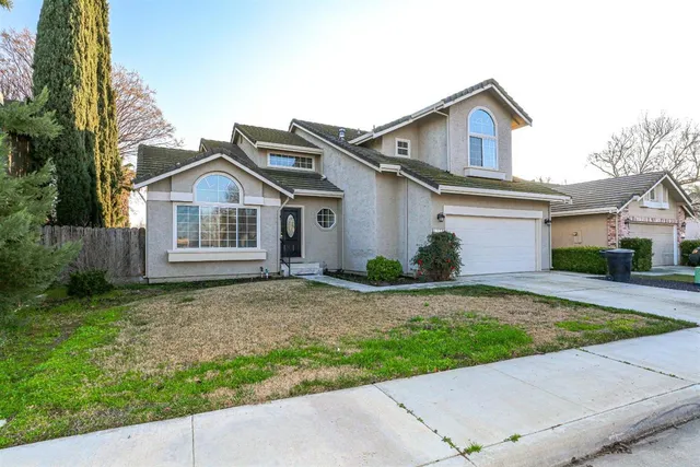 a view of front a house with a yard