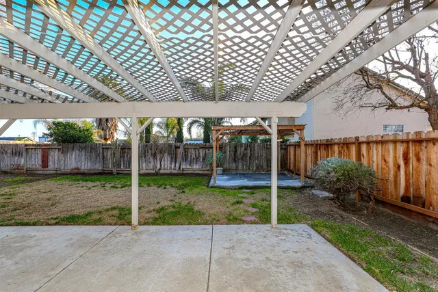 a view of a backyard