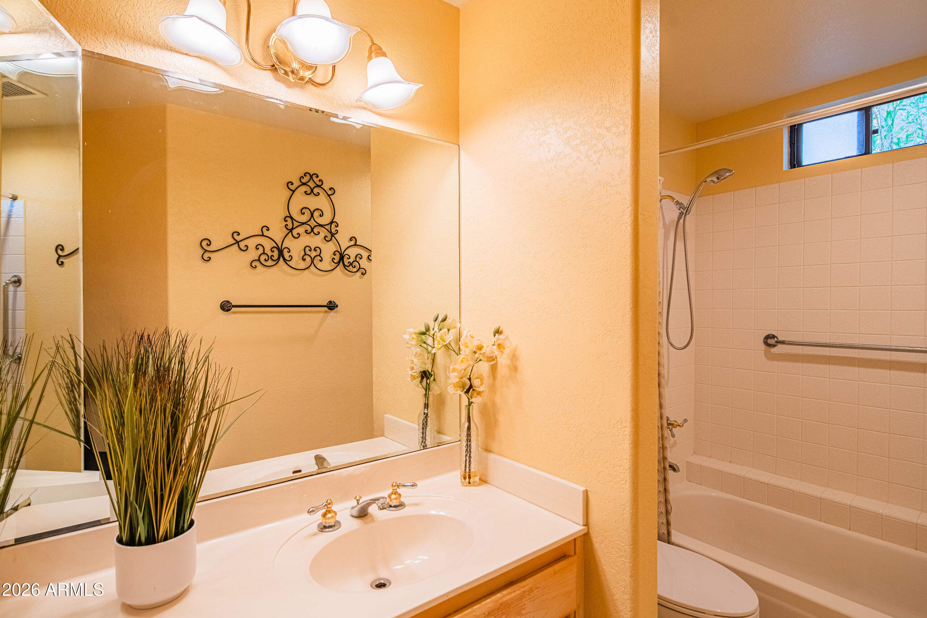 1054 East Shangri La Road Phoenix, AZ 85020 - Photo 21 of 37 Guest Bathroom