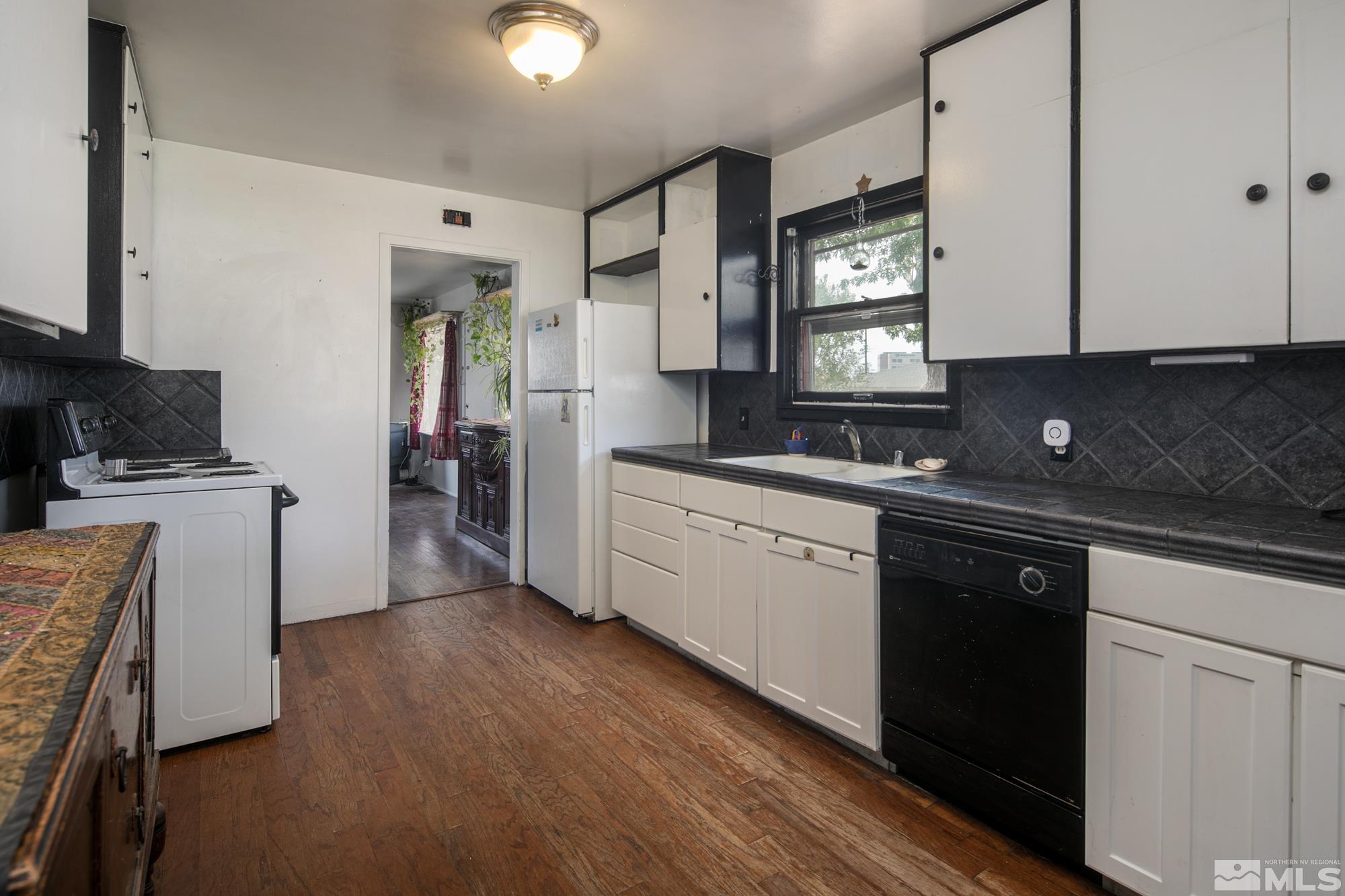 820 Bates Avenue Reno, NV 89502 - Photo 8 of 22 Photo 8