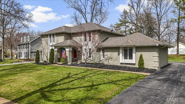 $550,000 | 623 Kenilworth Lane, Ballwin, MO 63011