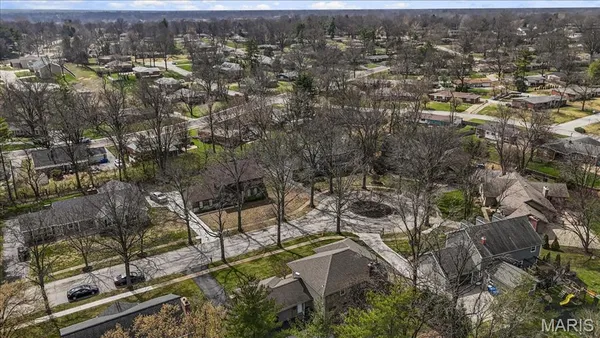 $550,000 | 623 Kenilworth Lane, Ballwin, MO 63011