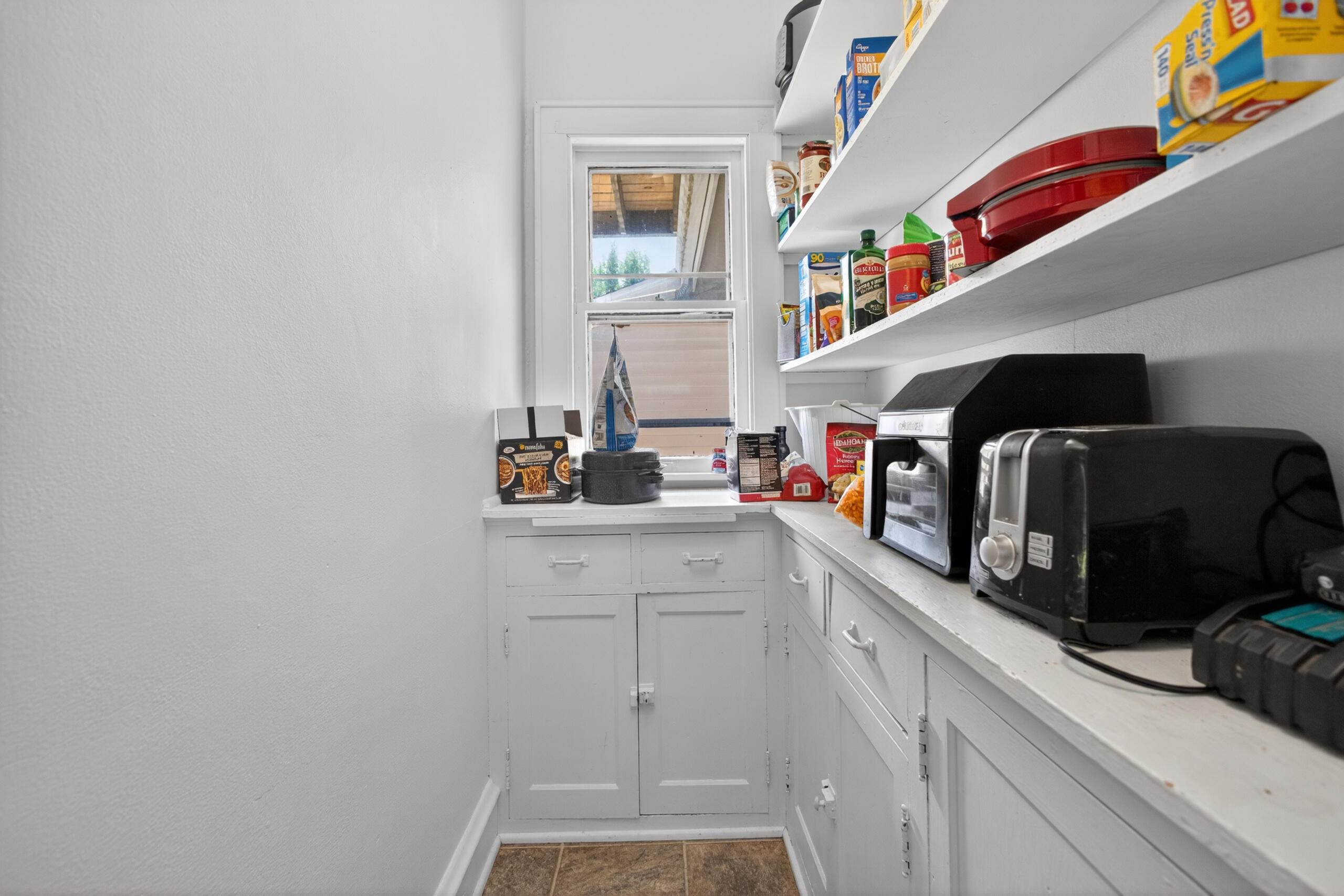 2029 West Donges Bay Road, Unit 2031 Mequon, WI 53092 - Photo 5 of 68 Pantry - Lower