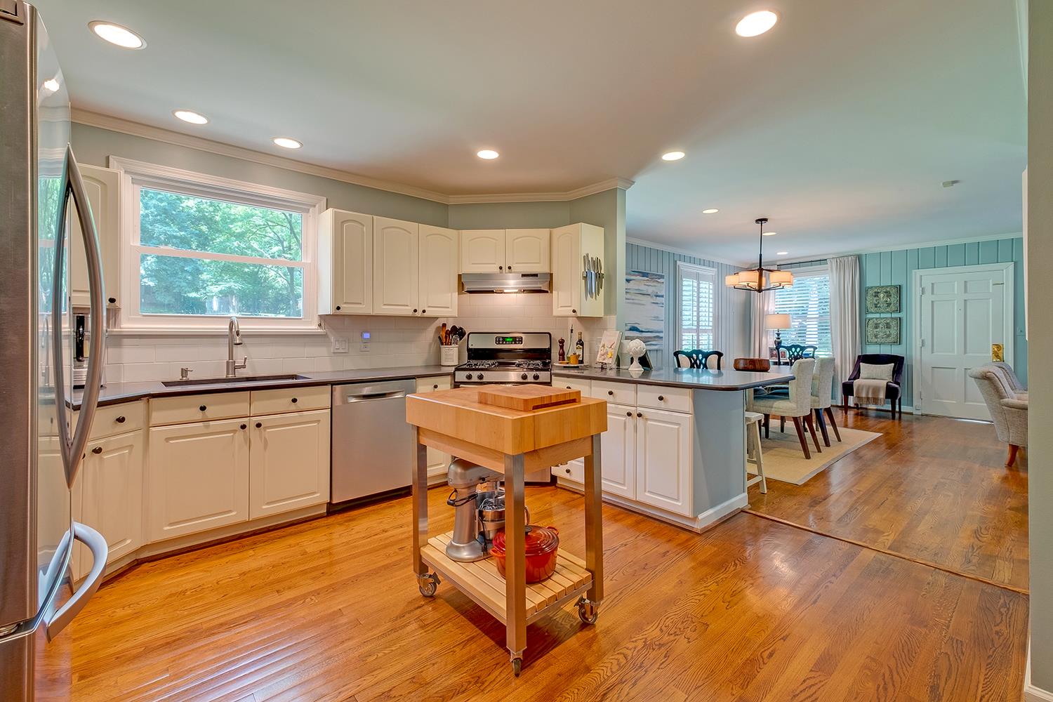 104 Alton Road Nashville, TN 37205 - Photo 11 of 30 Kitchen located off the formal dining room and main hallway