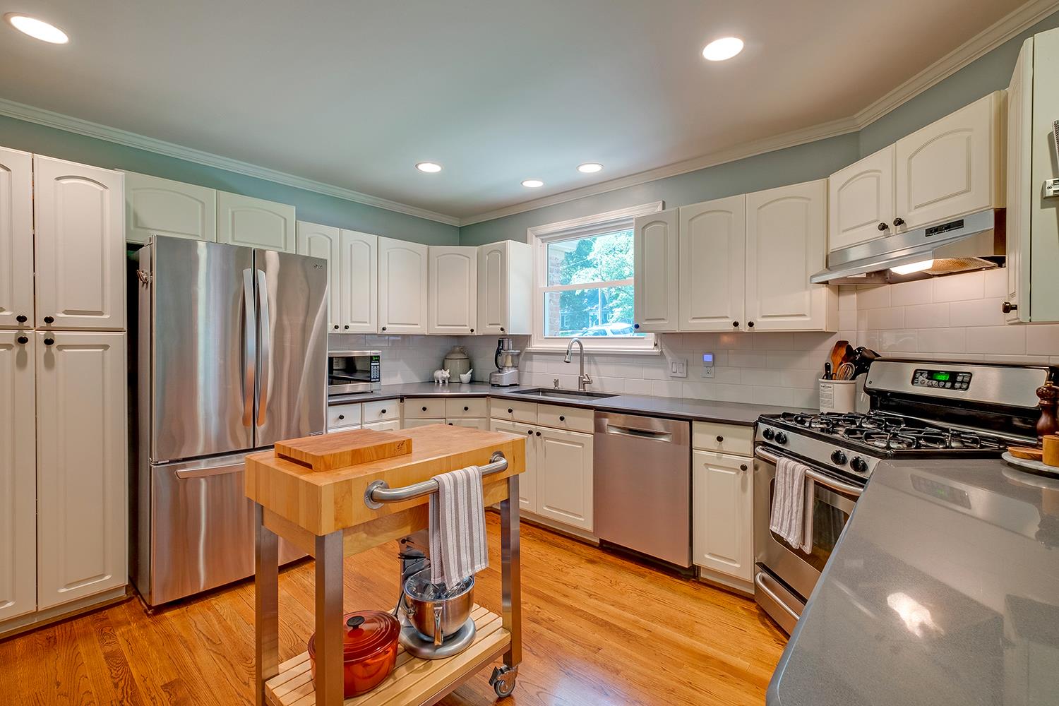 104 Alton Road Nashville, TN 37205 - Photo 13 of 30 New stainless steel appliances and tile backsplash