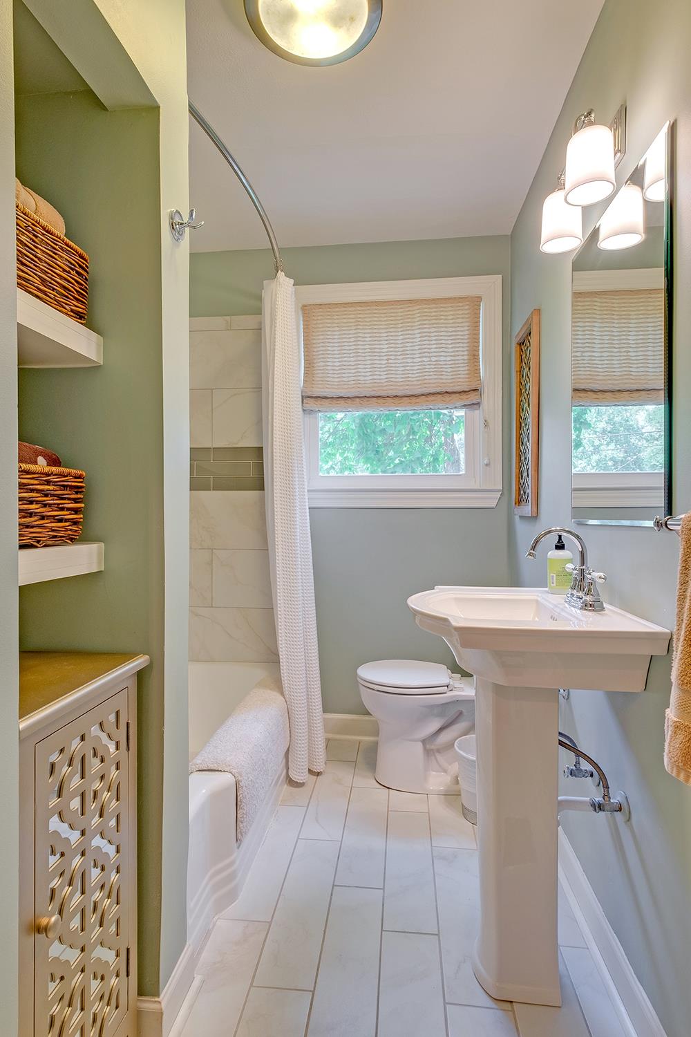 104 Alton Road Nashville, TN 37205 - Photo 24 of 30 Renovated full bath in the hallway