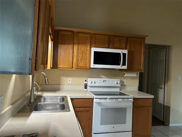 $2,200 | 1210 Hidden Oaks Drive, Mansfield, TX 76063