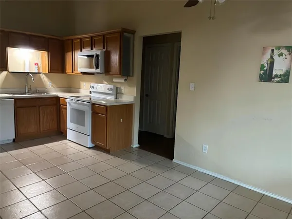 $2,200 | 1210 Hidden Oaks Drive, Mansfield, TX 76063