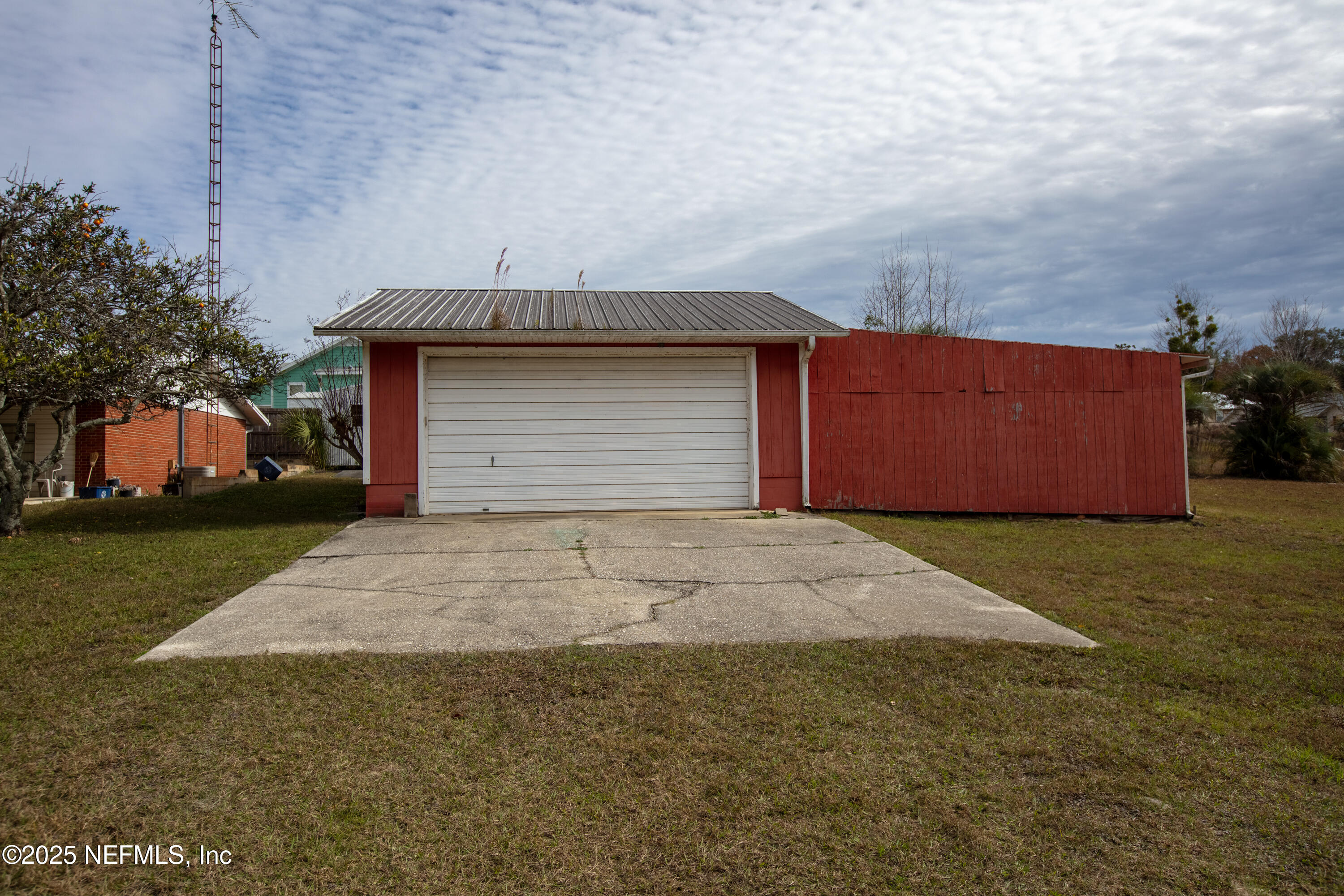6276 Magnolia Street Keystone Heights, FL 32656 - Photo 33 of 45 a front view of house with a garden