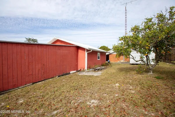 a view of a house with backyard