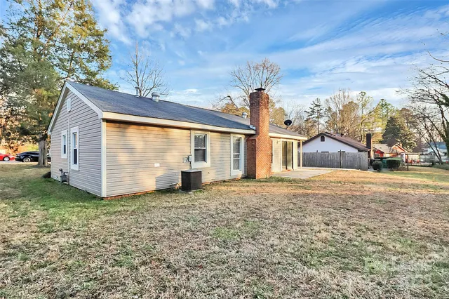a view of a house with backyard