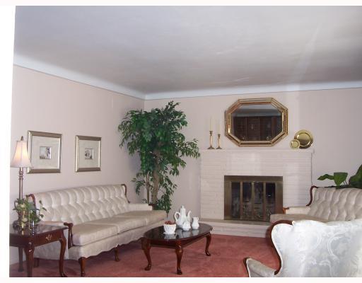 529 Engle Road Ohioville, PA 15052 - Photo 6 of 14 Living Room.