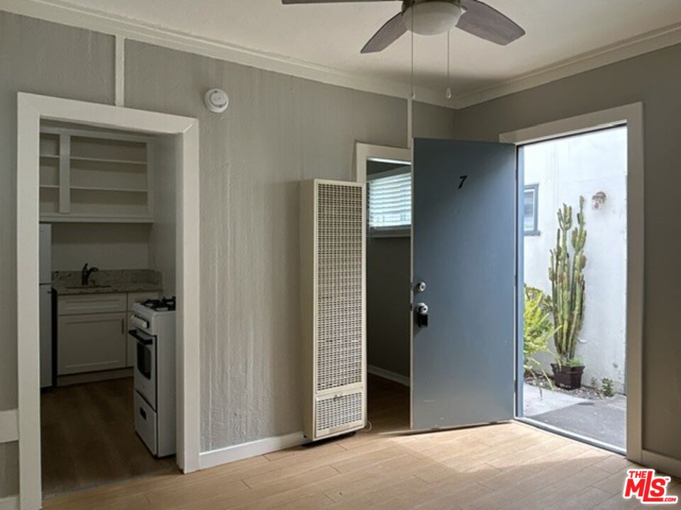 27 Eastwind Street, Unit 7 Marina del Rey, CA 90292 - Photo 6 of 13