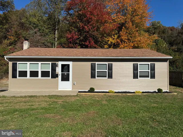 a view of front of a house with a yard