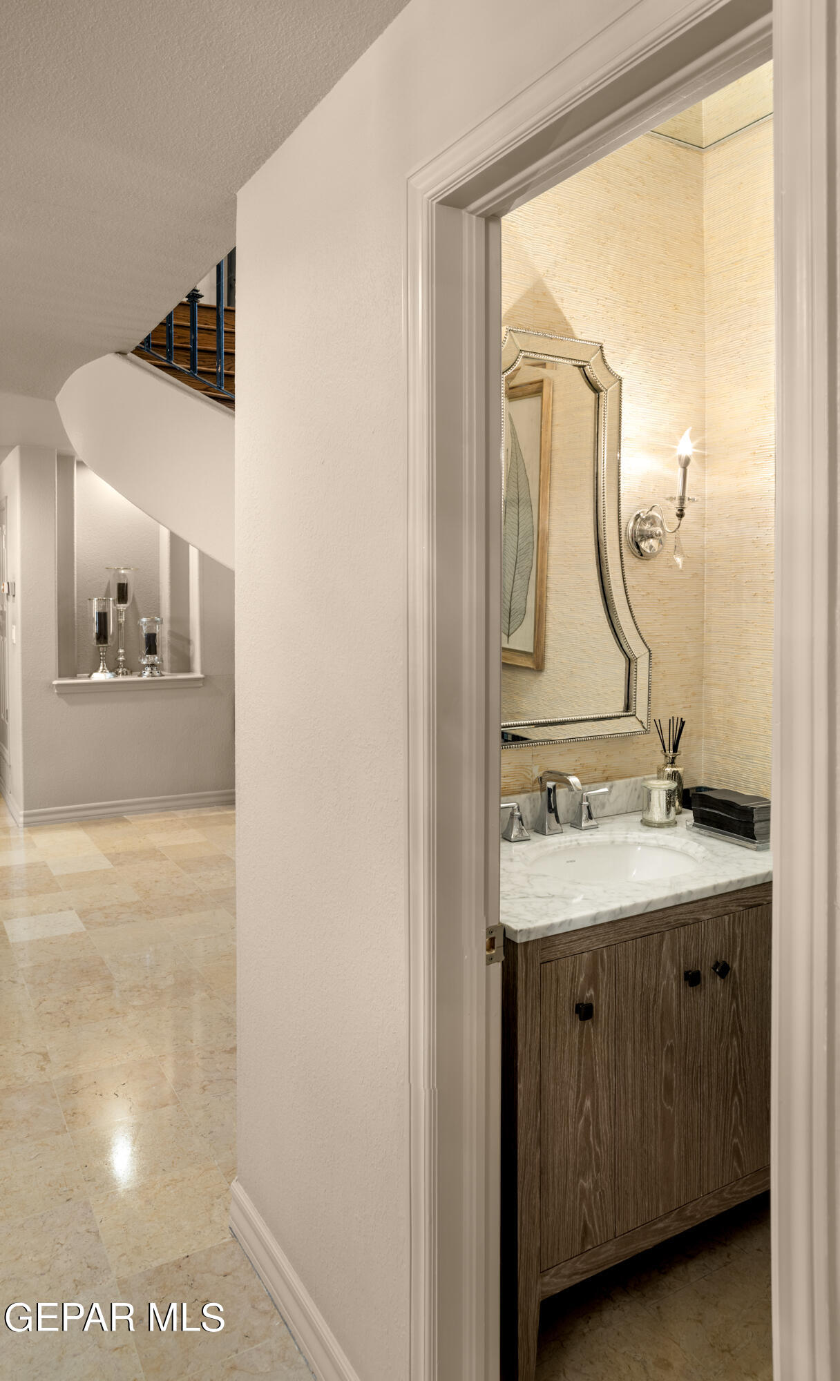 813 Rosinante Road El Paso, TX 79922 - Photo 18 of 67 a en suite bathroom with a sink mirror and
