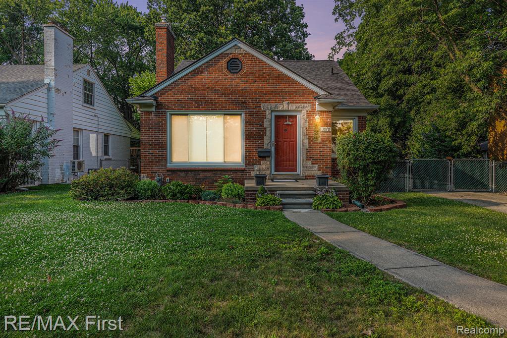 1070 Hampton Road Grosse Pointe Woods, MI 48236 - Photo 2 of 22