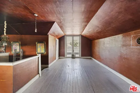 a view of a yard in front of house