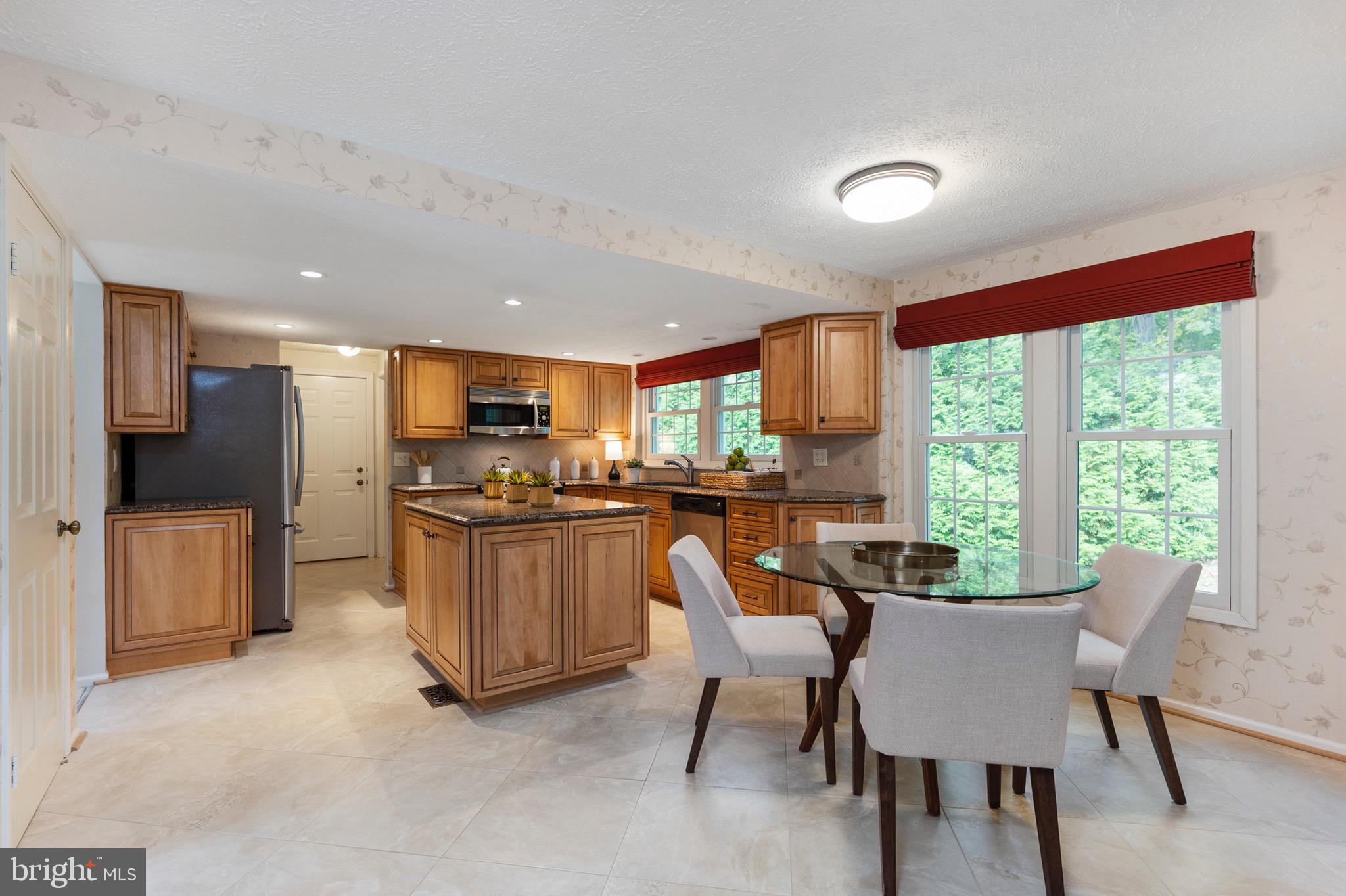 7806 Roundabout Way Springfield, VA 22153 - Photo 14 of 71 Kitchen with breakfast area