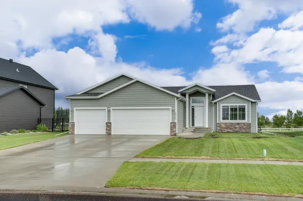 $425,000 | 10126 Burgundy Drive, Horace, ND 58047