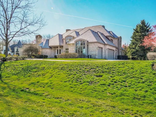 $1,950,000 | 140 Braymore Court, Inverness, IL 60010