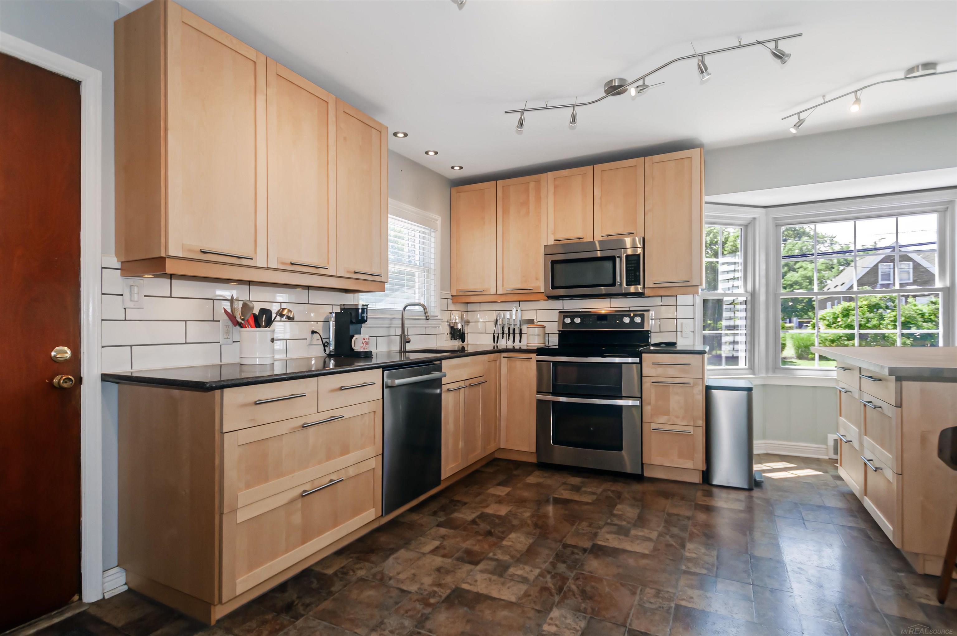 1723 Hawthorne Road Grosse Pointe, MI 48236 - Photo 11 of 47 50219839-36F9F549-4079-41CC-A871-3425239135EB.JPG