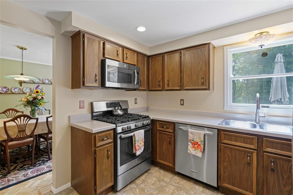274 Kettering Circle Gibsonia, PA 15044 - Photo 8 of 50 a kitchen with stainless steel appliances granite countertop a sink stove and cabinets