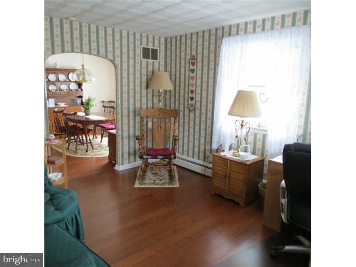 414 Clements Bridge Road Barrington, NJ 08007 - Photo 4 of 25 Living Room
