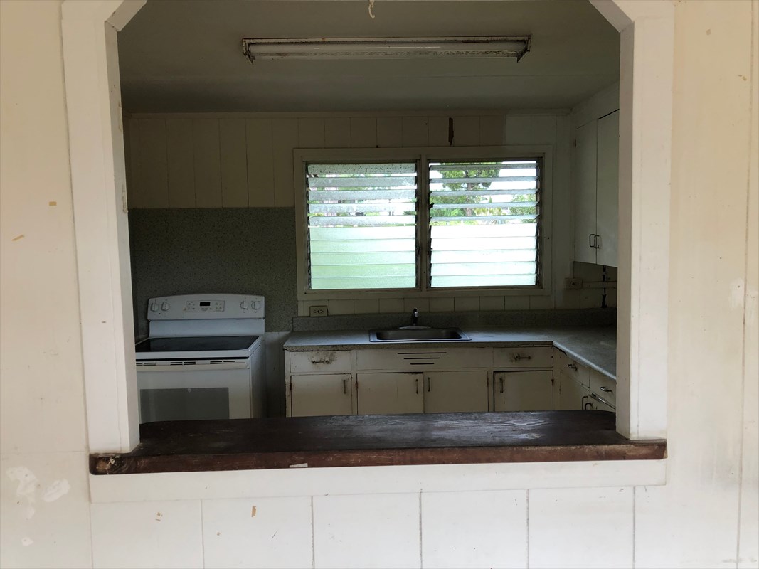 5309 Kihei Road Kapaa, HI 96746 - Photo 3 of 20 a bathroom with a bathtub and a sink